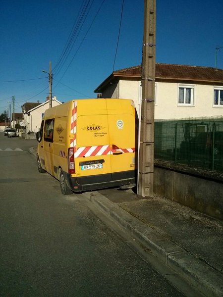 1 voiture trottoir